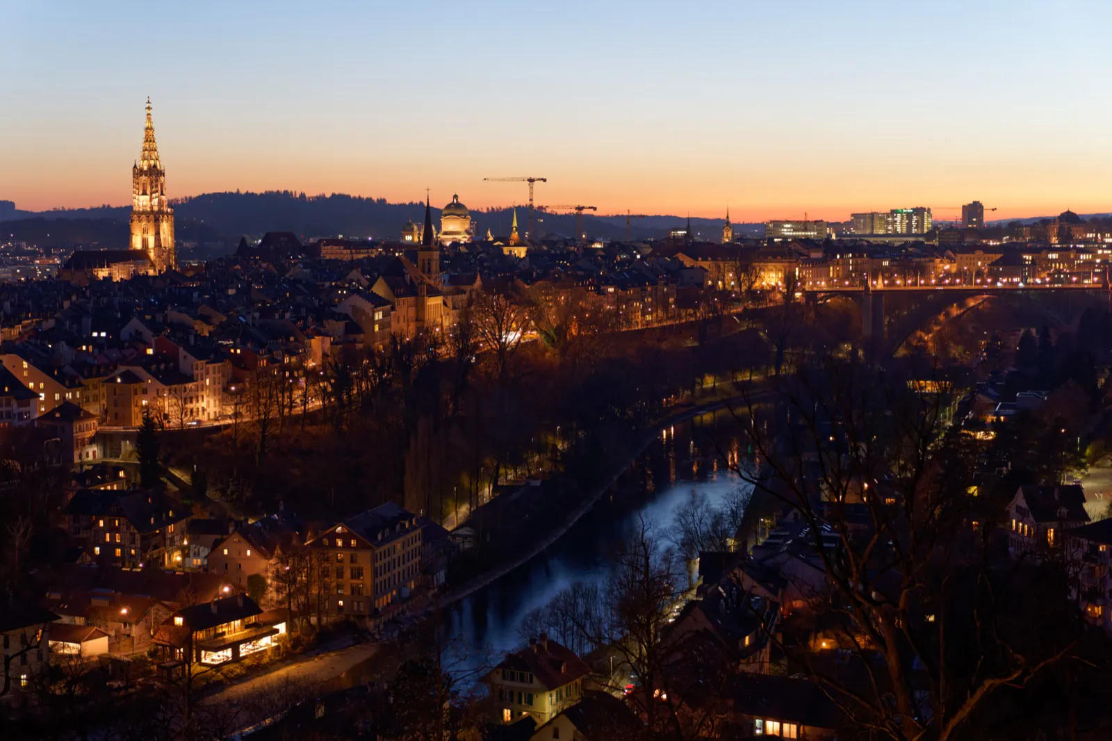 Abendstimmung über der Berner Altstadt mit Münster, Bundeshaus und Aare