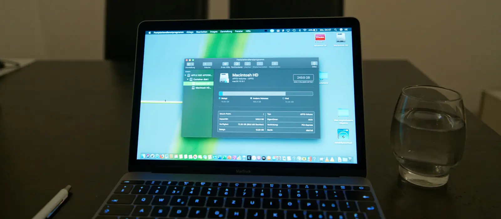 Laptop mit geöffneter Systemübersicht