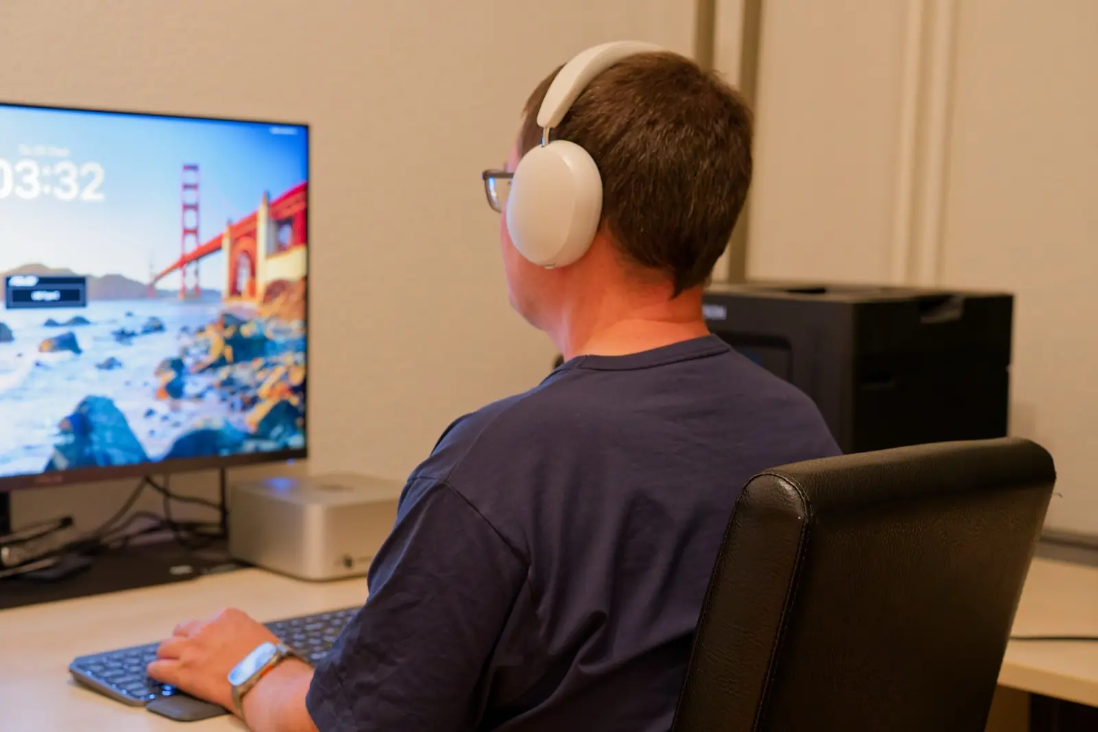 Fernsupport am Computer mit Kopfhörer